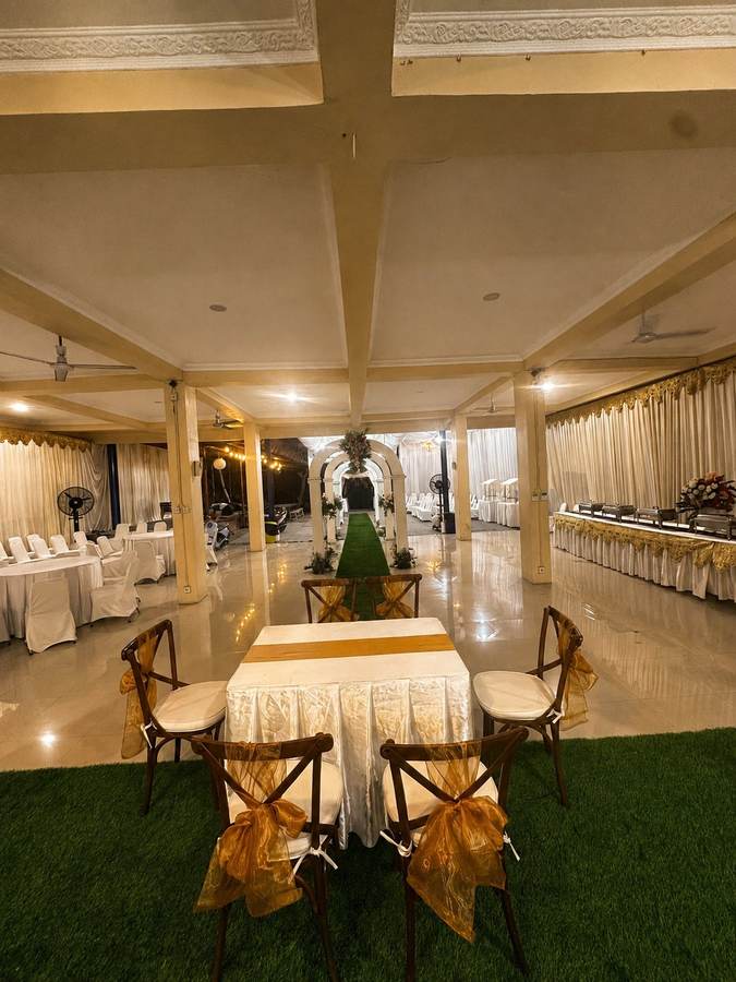 Interior gedung berpilar yang lapang dan terang