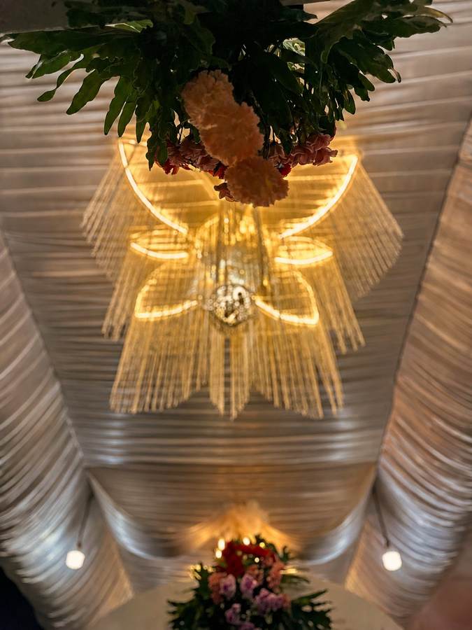 Detail lampu gantung kristal dengan aksen rangkaian bunga
