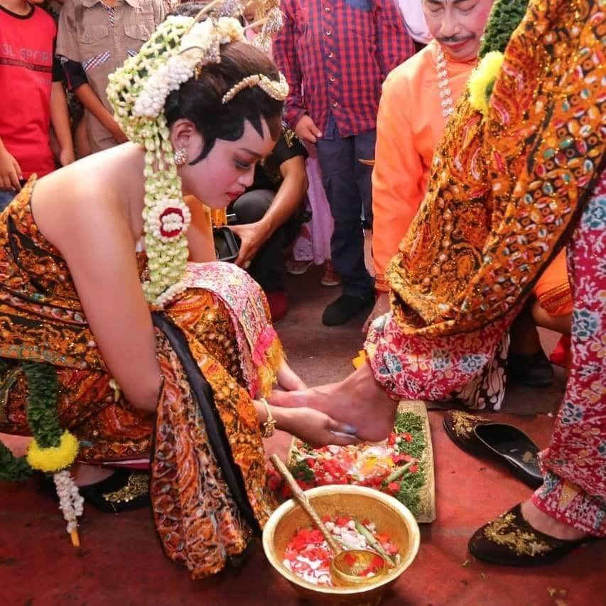 Prosesi basuh kaki dalam rangkaian upacara adat Jawa