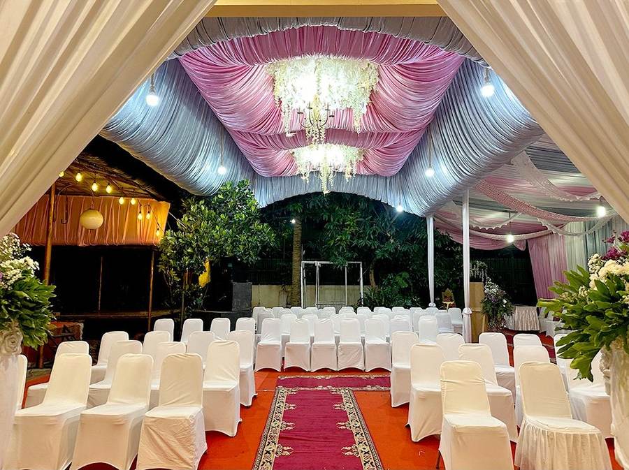 Lorong resepsi dengan drapery merah muda dan kursi tamu tertata rapi