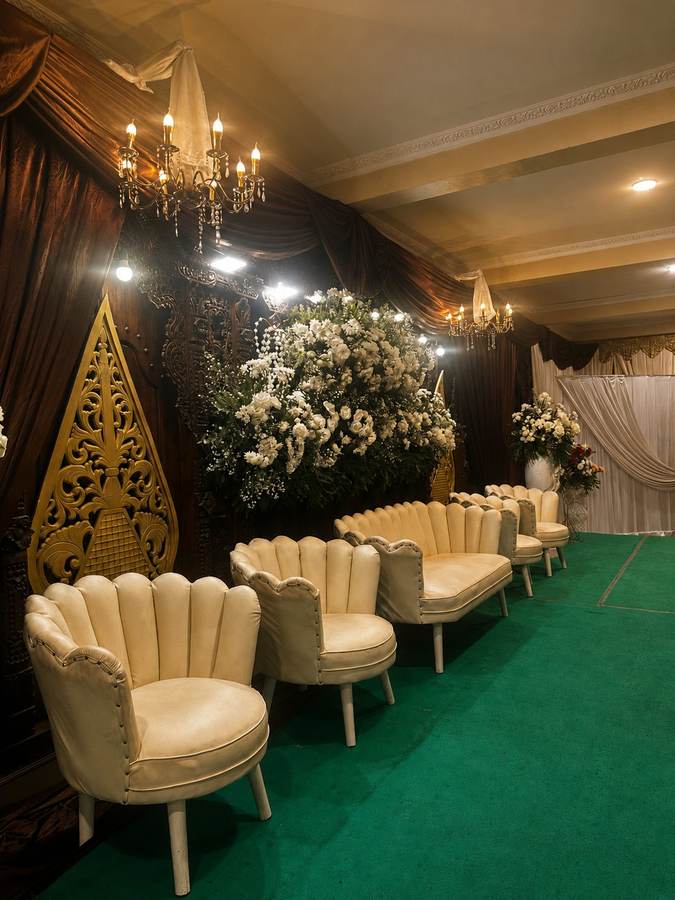 Pelaminan bernuansa adat Jawa dengan ornamen ukir emas