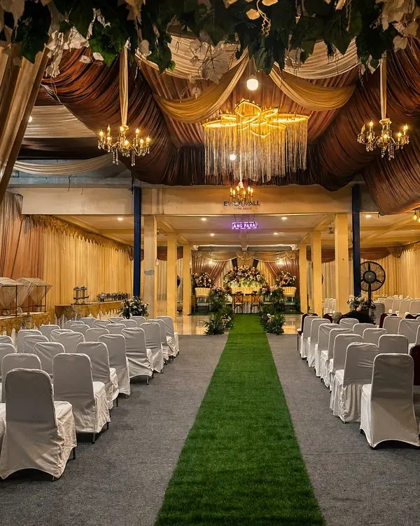 Dekorasi Brown & Gold: lorong karpet rumput di bawah plafon bunga dan chandelier emas