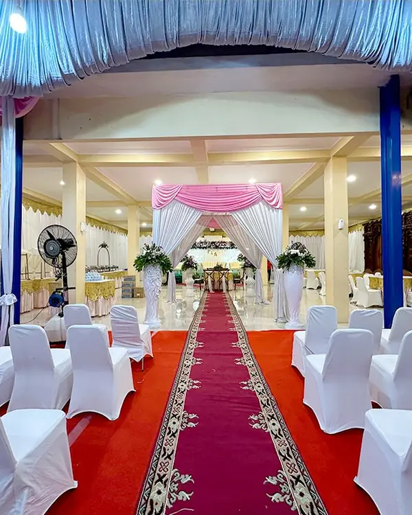 Dekorasi Pink, Silver & Gold: lorong karpet merah menuju gerbang tirai pink